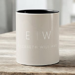 Taza Bicolor Monograma Minimalista neutro de tapo beige clásico<br><div class="desc">Comience el día con este clásico tazón minimalista neutro de color beige monograma de dos tonos de taza de café. Con un suave fondo de tonos beige, una tipografía negra limpia y un diseño sencillo y moderno, este tazón personalizado combina elegancia sobria con funcionalidad diaria. Perfecto para bodas, aniversarios, regalos...</div>