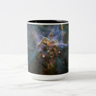 Taza Bicolor Montaña mística en el espacio hubble de la nebulos
