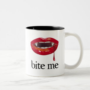 Taza Bicolor Muérdame vampiro