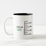 Taza Bicolor Mug blanca personalizada de Science Lab Beaker<br><div class="desc">Por el amante de la ciencia en tu vida. Esta taza de 10 oz se hace para que parezca una pieza de vidrio de laboratorio, con graduaciones para un vaso de 250 ml de tamaño comparable. Incluso puede personalizarlo con sus iniciales o nombre, como lo haría en una configuración de...</div>