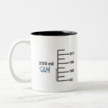 Taza Bicolor Mug blanca personalizada de Science Lab Beaker<br><div class="desc">Por el amante de la ciencia en tu vida. Esta taza de 10 oz se hace para que parezca una pieza de vidrio de laboratorio, con graduaciones para un vaso de 250 ml de tamaño comparable. Incluso puede personalizarlo con sus iniciales o nombre, como lo haría en una configuración de...</div>