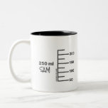 Taza Bicolor Mug blanca personalizada de Science Lab Beaker<br><div class="desc">Por el amante de la ciencia en tu vida. Esta taza de 10 oz se hace para que parezca una pieza de vidrio de laboratorio, con graduaciones para un vaso de 250 ml de tamaño comparable. Incluso puede personalizarlo con sus iniciales o nombre, como lo haría en una configuración de...</div>