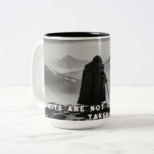 Taza Bicolor Mug de Guerrero Solitario - Fantasía en blanco y n