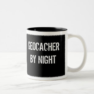 TAZA BICOLOR MUGGLE POR DÍA - GEOCACHER POR NOCHE