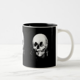 Taza Bicolor Mujer con reflejo cráneo de Halloween en espejo