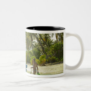 Taza Bicolor Mujer en pequeño barco pesquero tradicional,