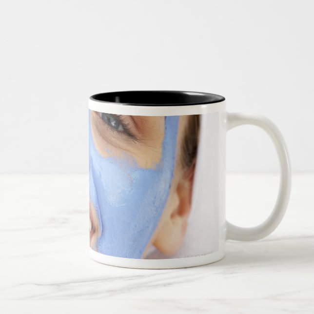 Taza Bicolor Mujer joven que lleva la máscara facial, (Derecha)