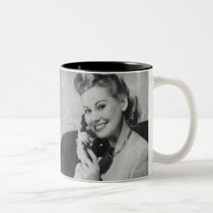 Taza Bicolor Mujer que habla en el teléfono