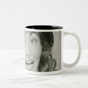 Taza Bicolor Mujer que lleva un casco del ejército