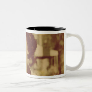 Taza Bicolor Mujer que se sienta afuera