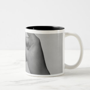 Taza Bicolor Mujer que sostiene la tarjeta