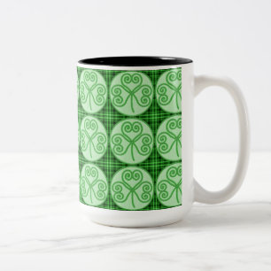 Taza Bicolor Muñeca de patrón de Shamrock de color verde y negr