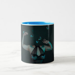 Taza Bicolor Muñeca mariposa de mente libre