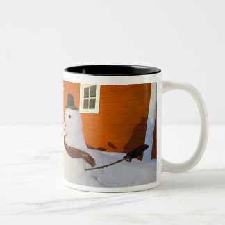 Taza Bicolor Muñeco de nieve frente a granero rojo en Columbia 
