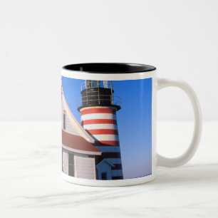 Taza Bicolor NA, EE.UU., Maine. Faro West Quoddy cerca