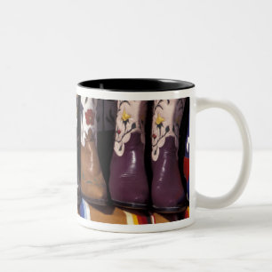 Taza Bicolor NA, EE. UU., Nuevo México, Santa Fe. Botas de vaqu