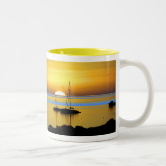 Taza Bicolor Nade hacia fuera a él - amarillee por TDGallery