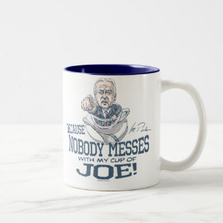 Taza Bicolor Nadie ensucia con el engranaje de Joe Biden