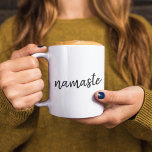 Taza Bicolor Namaste | Yoga de meditación espiritual moderna<br><div class="desc">Diseño de arte simple y elegante, basado en citas de "namaste", en la moderna tipografía minimalista manuscrita. El lema se puede personalizar fácilmente con tus propias palabras para un regalo perfecto para un conejito de yoga o un amante de los pilates. Namasté significa literalmente "saludos para ti". En los Vedas,...</div>