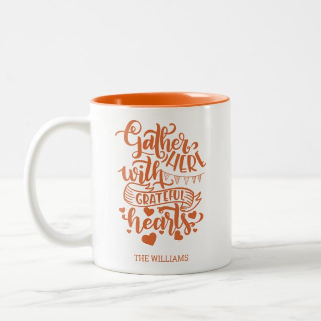 Taza Bicolor Naranja de nombre familiar personalizado Acción de (Izquierda)