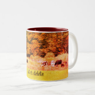 Taza Bicolor Naturaleza del campo de vaca otoñal Personalizada