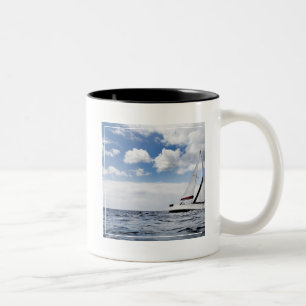 Taza Bicolor Navegación del yate en el mar abierto