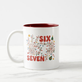 Taza Bicolor Navidad Divertida 67 Mano de Esqueleto Seis Siete