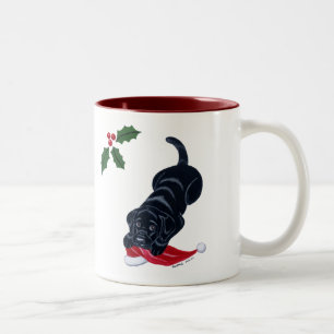 Taza Bicolor Navidad negro del perrito de Labrador y del gorra