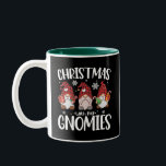 Taza Bicolor Navidades Con Mi Gnome De Gnomies De Búfalo Rojo<br><div class="desc">Navidades Con Mi Gnome De Gnomies De Búfalo Rojo</div>