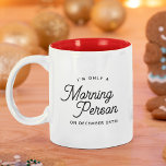 Taza Bicolor Navidades divertidos por la mañana persona Stockin<br><div class="desc">Graciosa lectura de tazas navideñas SOLO SOY UNA PERSONA MAÑANA EL 25 DE DICIEMBRE en un minimalista y moderno diseño de tipografía. ¡Un flechazo de medias para la persona que no puede salir de la cama por la mañana!</div>