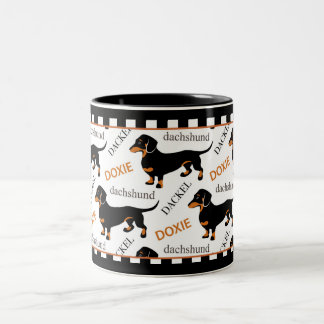 Taza Bicolor Negro de Doxie del Dachshund y modelo lindos del