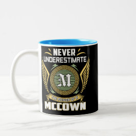 Taza Bicolor Never Underestimate The Power Of A Mccown