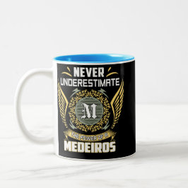 Taza Bicolor Never Underestimate The Power Of A Medeiros