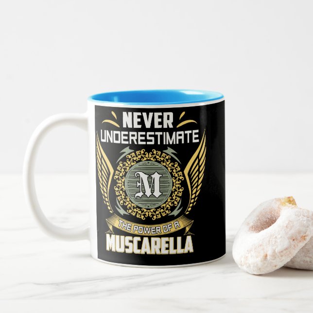 Taza Bicolor Never Underestimate The Power Of A Muscarella (Con donut)