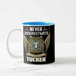 Taza Bicolor Never Underestimate The Power Of A Tucker