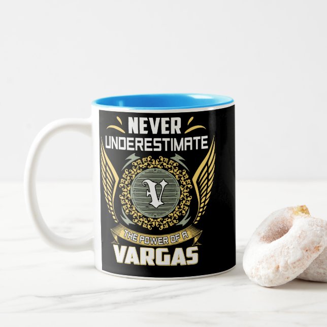 Taza Bicolor Never Underestimate The Power Of A Vargas (Con donut)