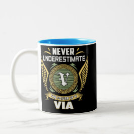 Taza Bicolor Never Underestimate The Power Of A Via