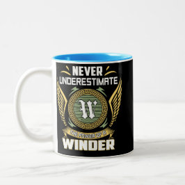 Taza Bicolor Never Underestimate The Power Of A Winder