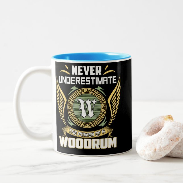 Taza Bicolor Never Underestimate The Power Of A Woodrum (Con donut)