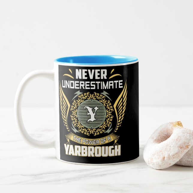 Taza Bicolor Never Underestimate The Power Of A Yarbrough (Con donut)
