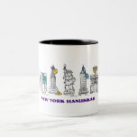 Taza Bicolor New York City NYC Feliz feriado de Hanukkah Chanuk<br><div class="desc">Cuenta con un original ilustracion con lápiz y tinta de varios monumentos de la ciudad de Nueva York "vestidos" para las vacaciones. ¡Perfecto para Hanukkah! ¿No ves lo que estás buscando? ¿Necesita ayuda con la personalización? Contacte con Rebecca para que tenga algo diseñado para usted.</div>
