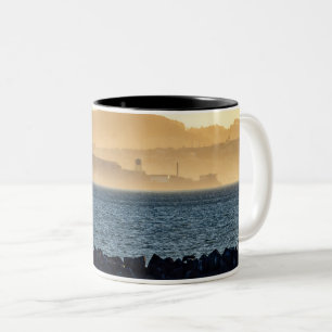 Taza Bicolor Niebla dorada sobre Alcatraz en arte de San Franci