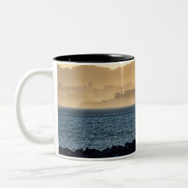 Taza Bicolor Niebla dorada sobre Alcatraz en arte de San Franci
