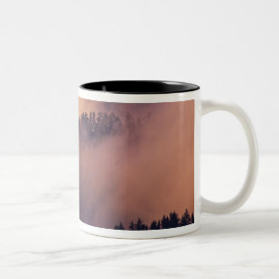 Taza Bicolor Niebla invernal en el valle al atardecer desde Mor