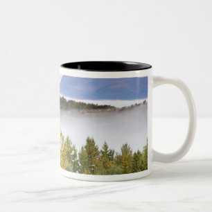 Taza Bicolor Niebla matutina y los picos Percy vistos desde la