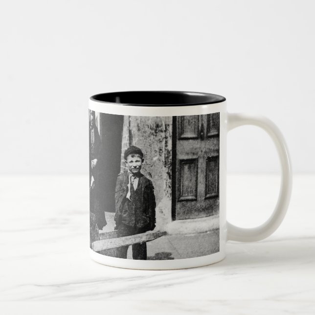 Taza Bicolor Niños en tugurios de Londres (Derecha)