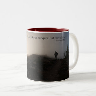 Taza Bicolor No es la montaña lo que conquistamos, sino nosotro
