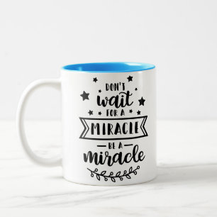 Taza Bicolor No esperes a que un milagro sea un milagro