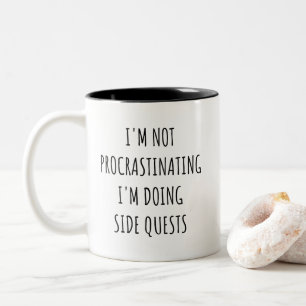 Taza Bicolor No estoy retrasando, estoy haciendo Side Quests Tw