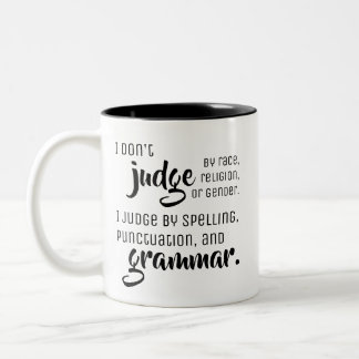Taza Bicolor No juzgo cerca - extremidades de la gramática de